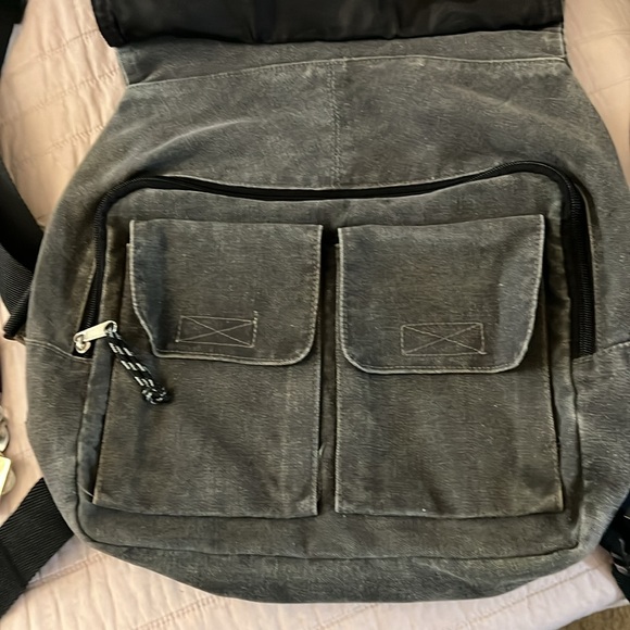 A medium size SIDEOUT backpack for Men or Women - Picture 2 of 3